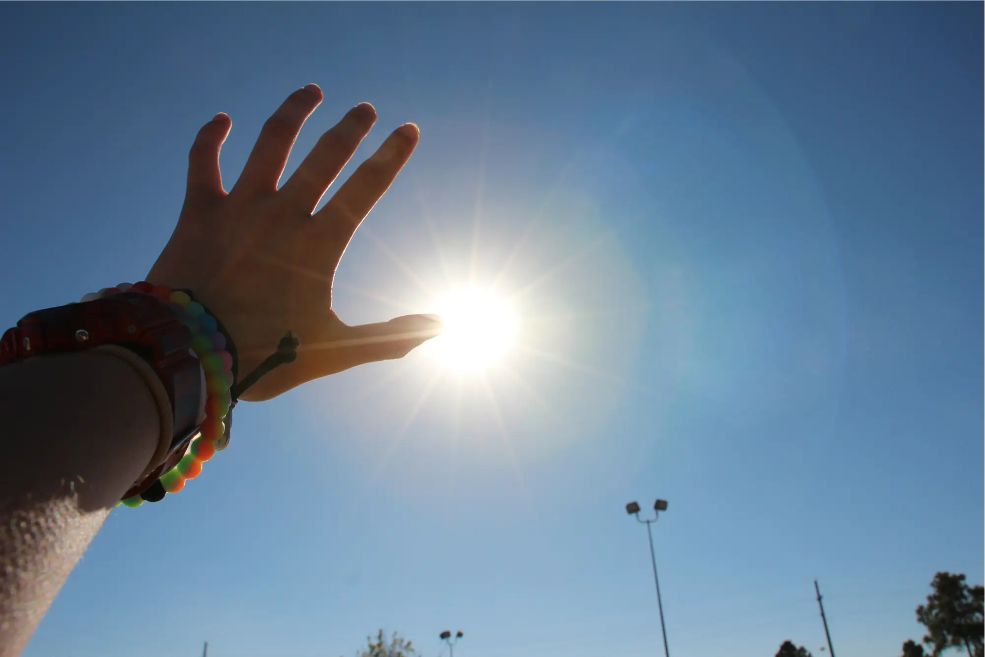 vivienda protegida del sol con pérgola y toldos durante veranos más largos
