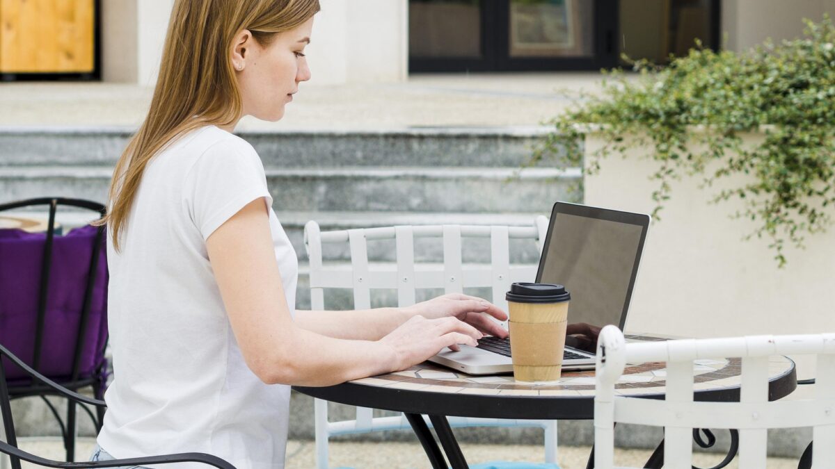 Trabajar con portátil en terraza exterior