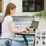 Trabajar con portátil en terraza exterior