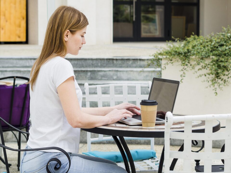 Trabajar con portátil en terraza exterior
