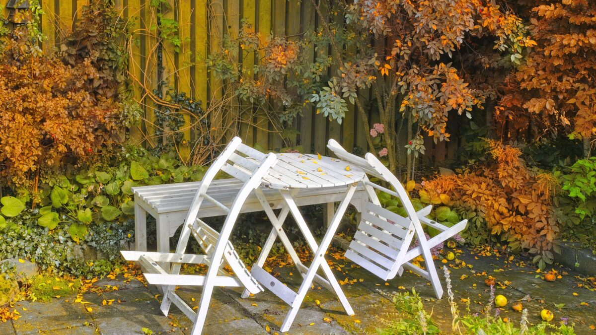 Patio con mobiliario exterior en otoño