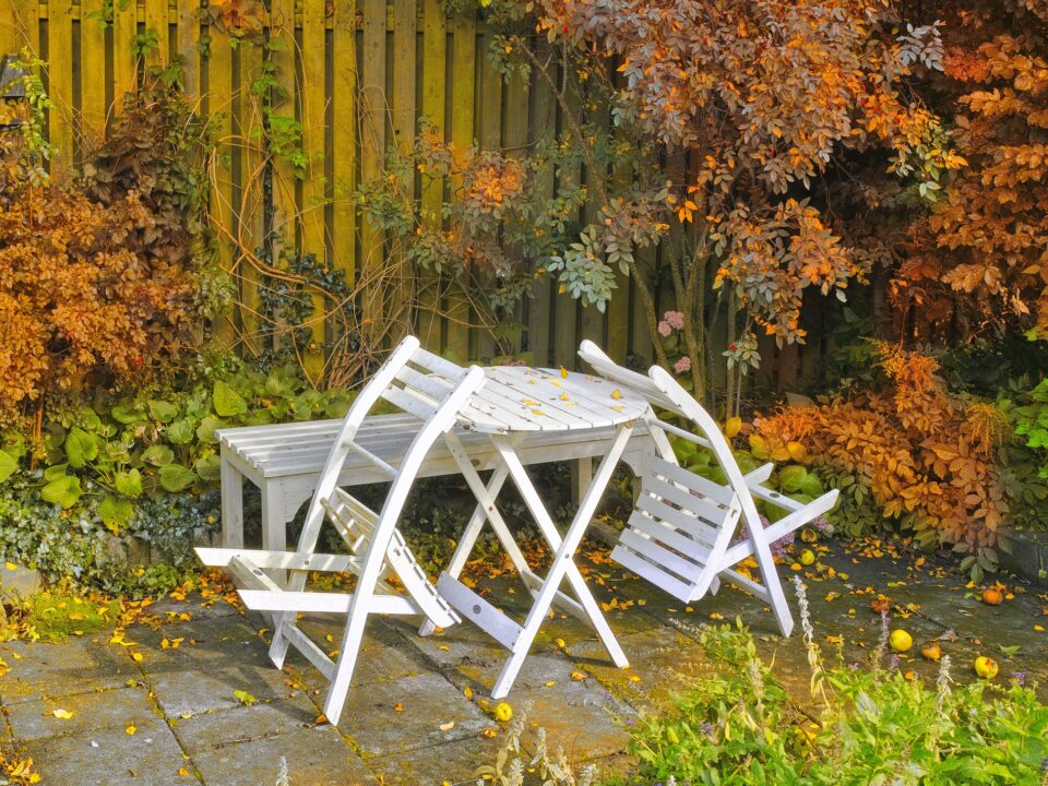 Patio con mobiliario exterior en otoño